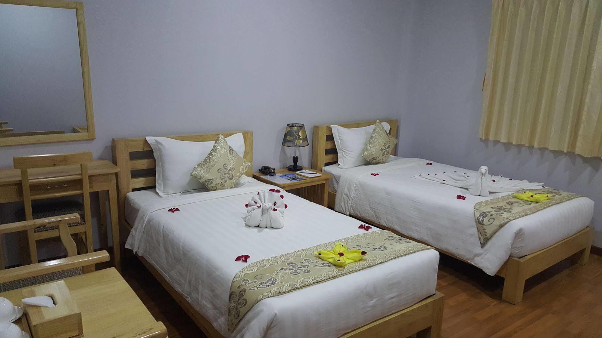 Asian Smile Hotel Rangoon Buitenkant foto