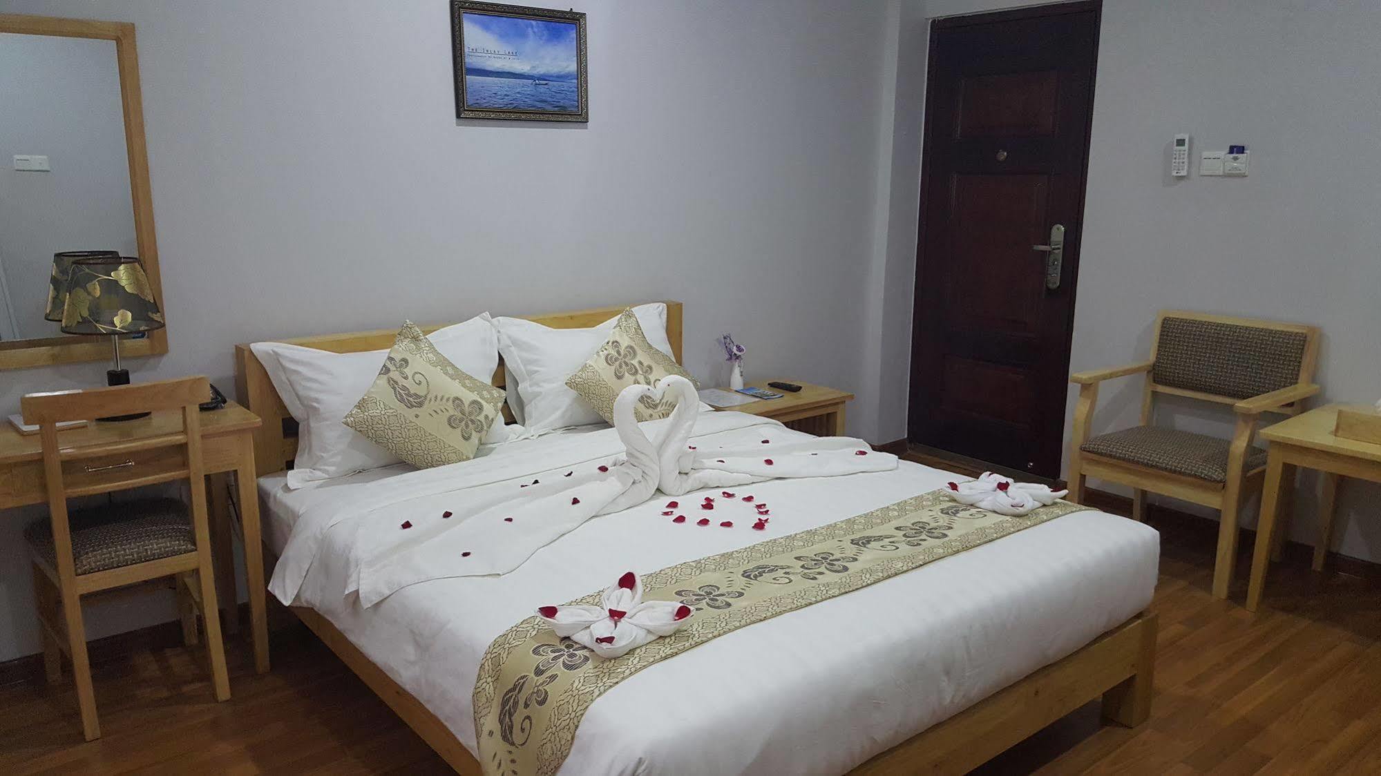 Asian Smile Hotel Rangoon Buitenkant foto