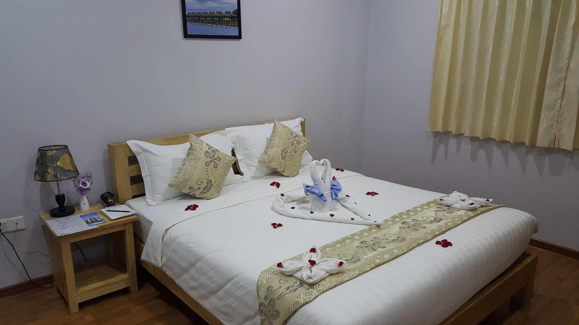 Asian Smile Hotel Rangoon Buitenkant foto